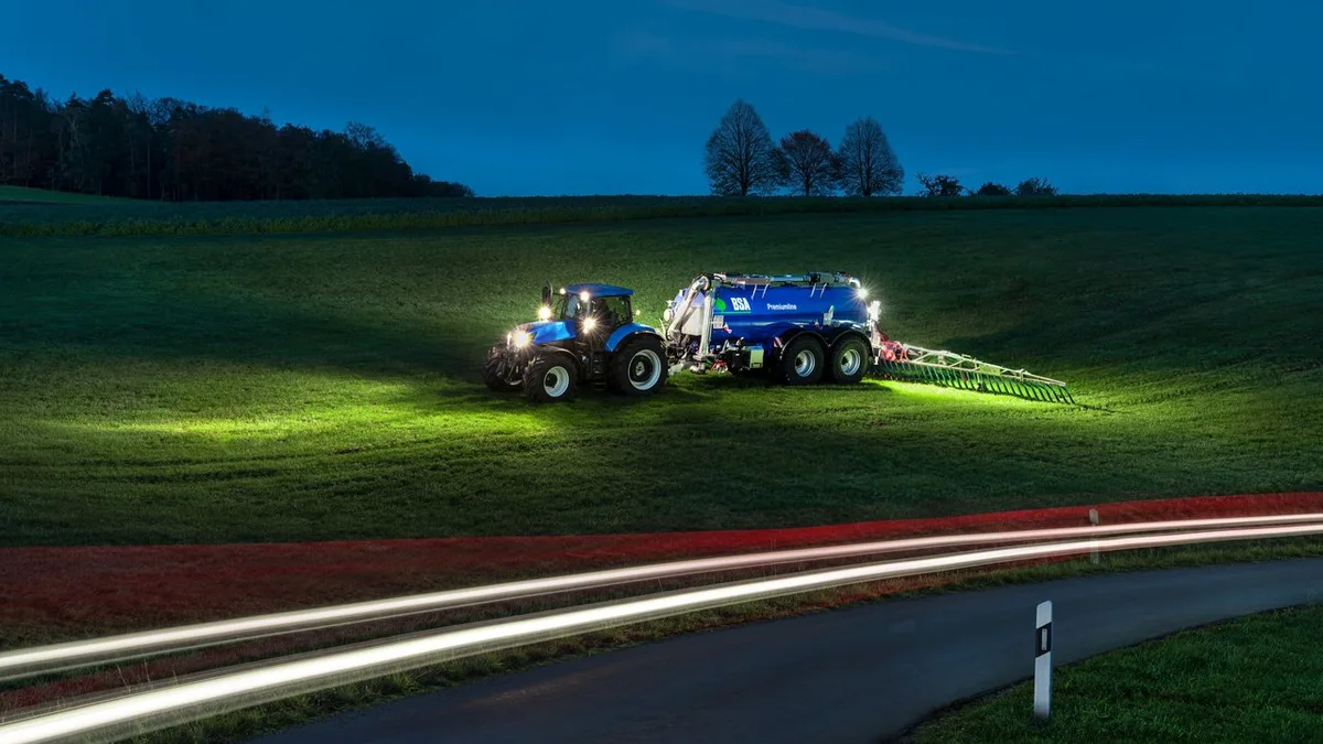 Beregnungsanlage von Bauer bei Nacht